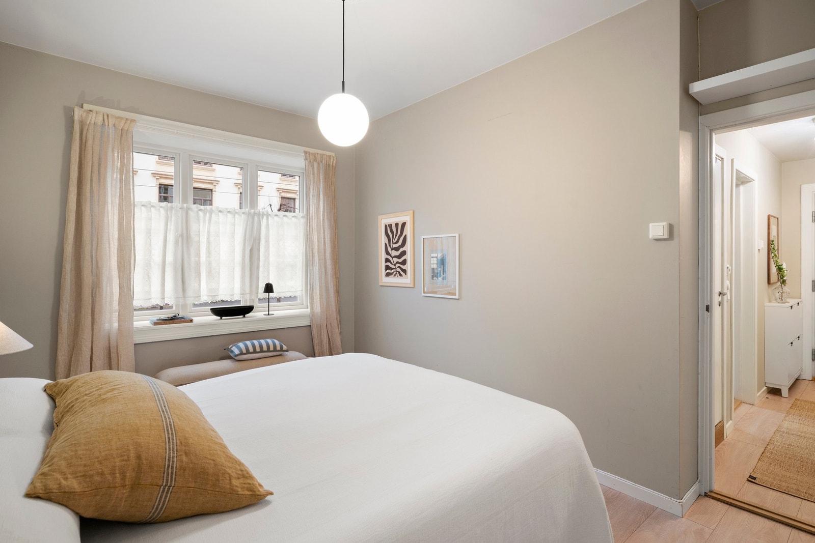 Rommet har plass til ytterligere oppbevaring eller hjemmekontorløsning. Selger har f.eks. i tillegg hatt garderobeskap med 35cm dybde på langveggen for ekstra lagringplass. Galleribilde