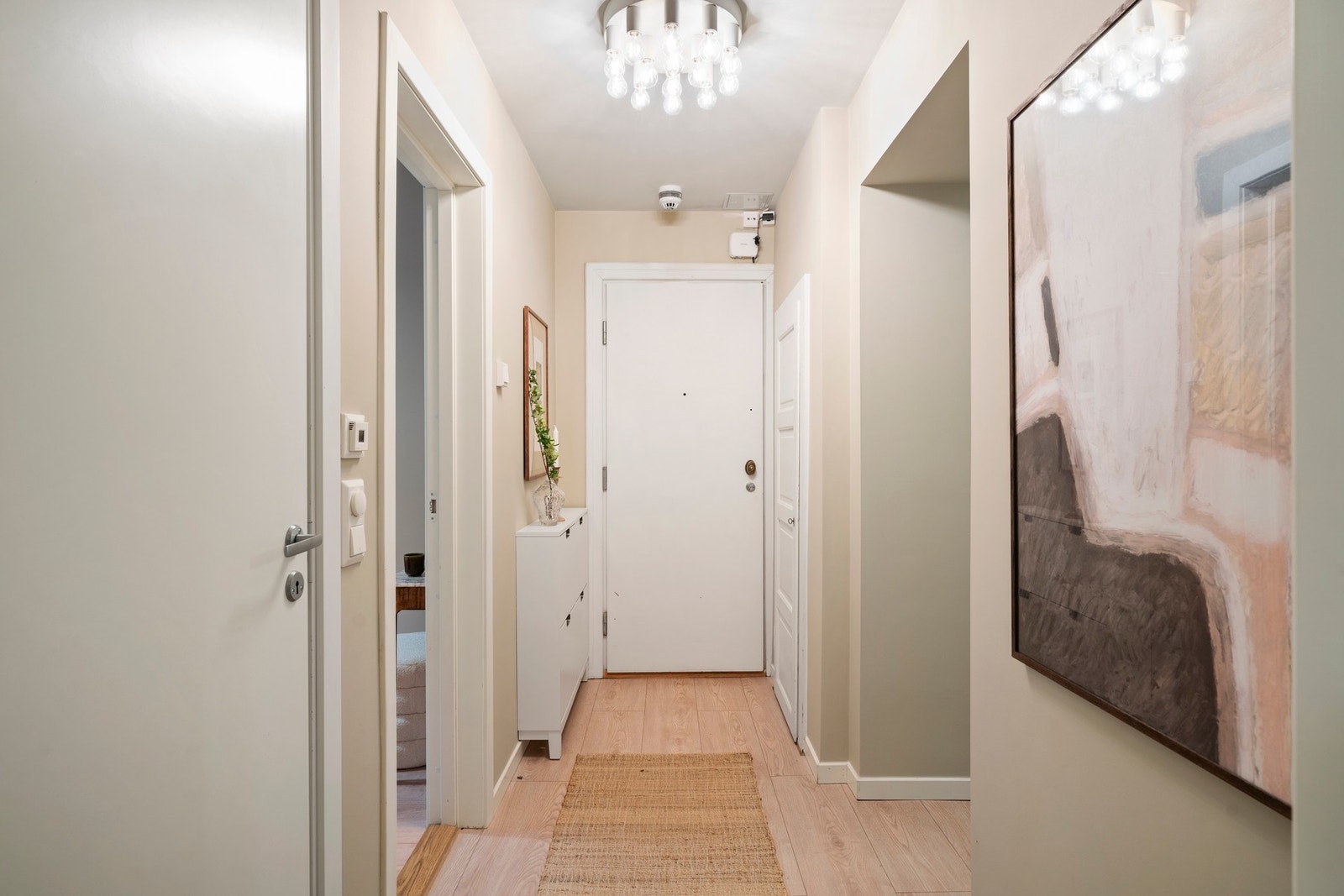 Romslig entré med lysmalte overflater og plass til oppheng av yttertøy. Galleribilde