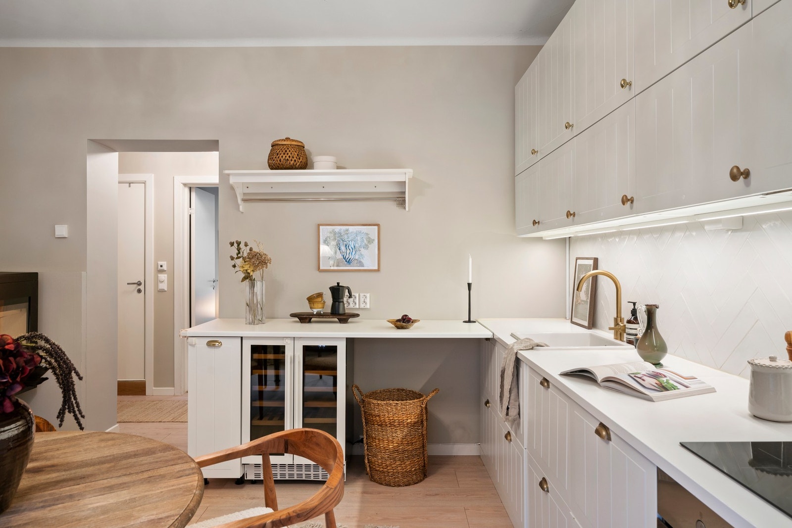 Oppvaskkum med klassisk uttrykk i porselen med vakkert blandebatteri og smakfulle fiskebeinsfliser på veggen. Galleribilde