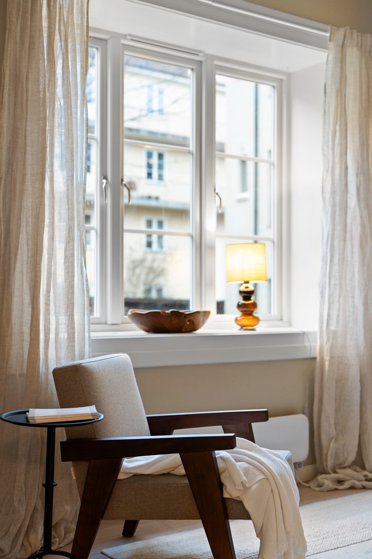 Vakre klassiske vindusflater med dype karmer sørger for gode lysforhold. Stuen vender mot stille, frodig indre gårdsrom. Vinduer fra 2017. Galleribilde