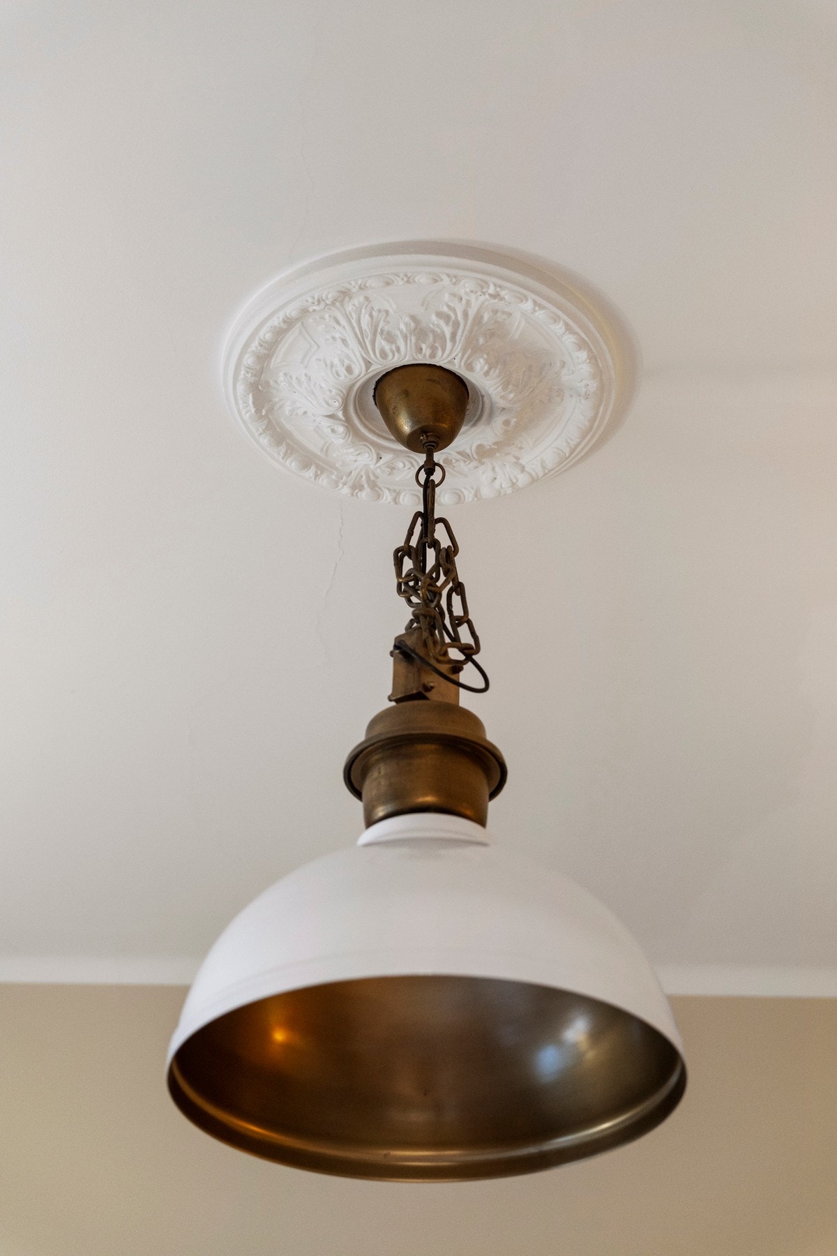 Det er vakre rosetter i flere rom. Galleribilde