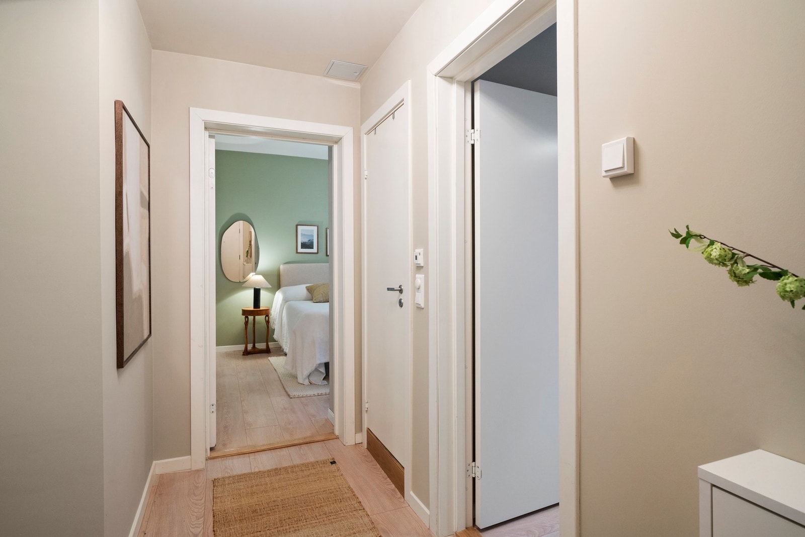 I midten av boligen ligger gangen/entréen som tar deg inn til øvrige rom. Galleribilde