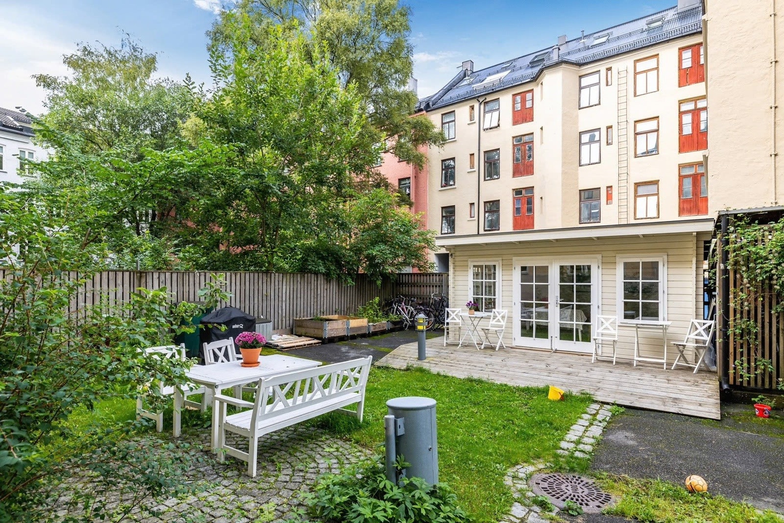 Bakgården har i tillegg en felles hagestue som kan leies. Det er også flere soner med sittegrupper. Galleribilde