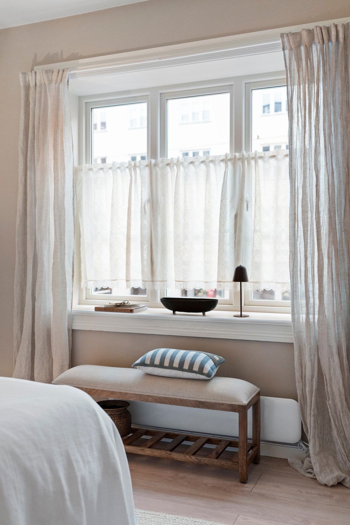 Soverommene har store, klassiske vinduer fra 2017 som slipper inn mye naturlig lys. Galleribilde