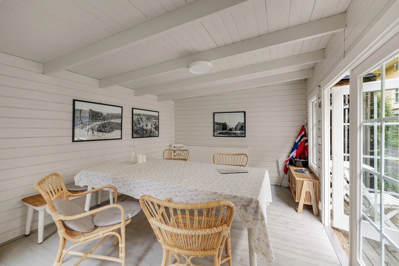 Felleshagestue. Det er også skur for sykkel og eget "familieskur" for barnevogn, uteleker etc. Galleribilde