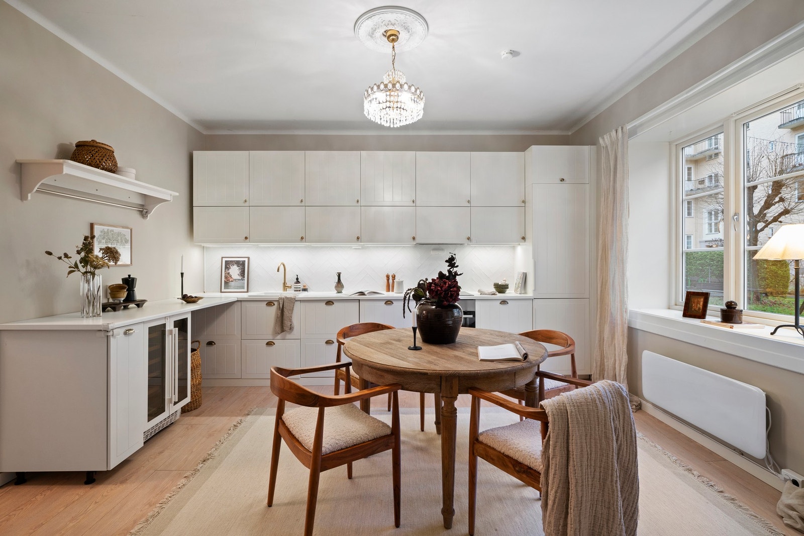 God plass til stor spisebordsgruppe. Galleribilde