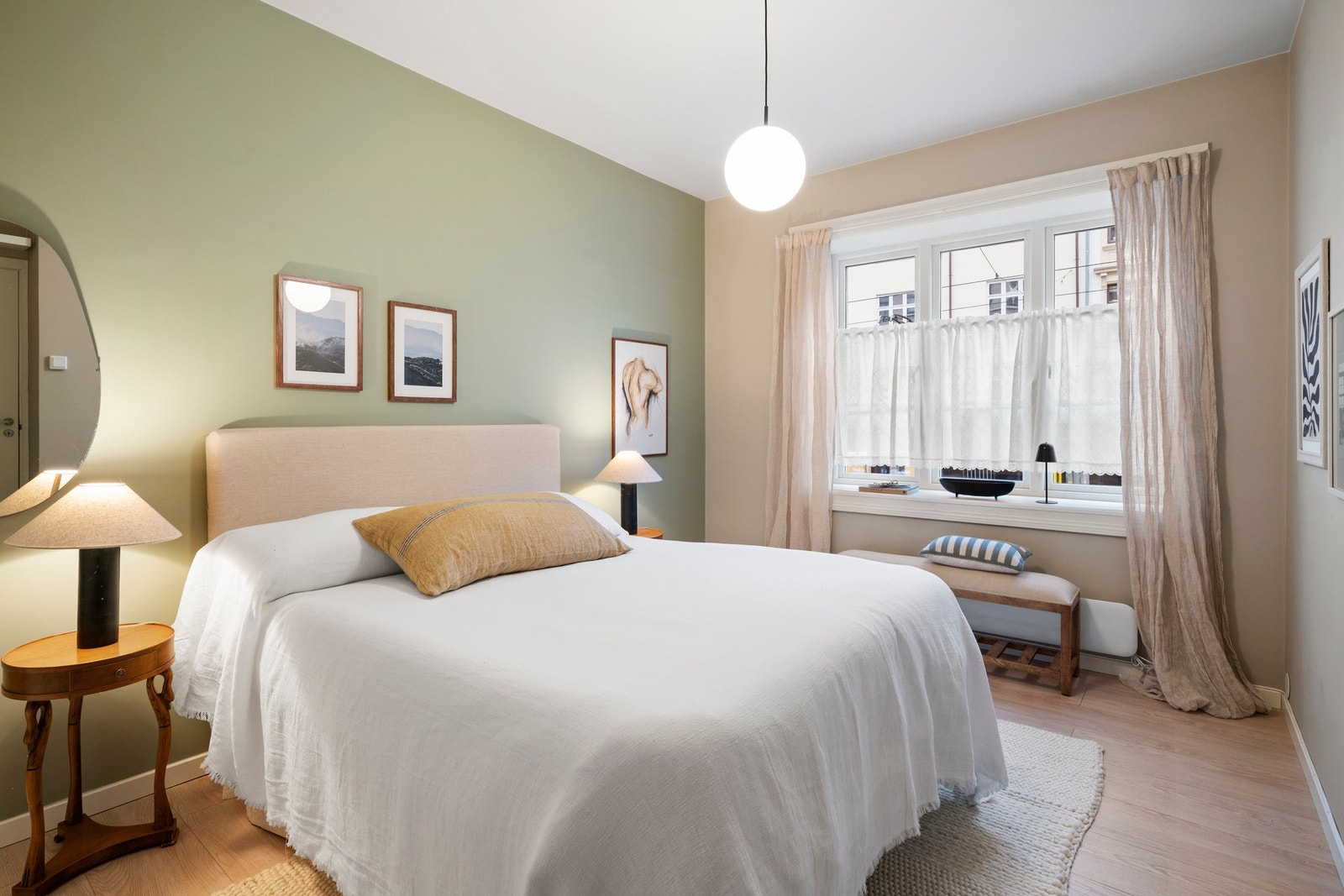 Hovedsoverommet er av god størrelse med god plass til stor dobbeltseng. Galleribilde