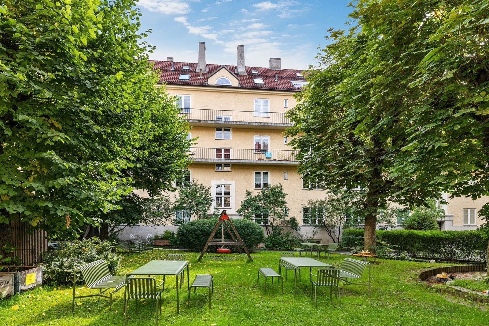 Borettslaget har en hyggelig, felles bakgård opparbeidet med div. beplantning, huskestativ, sandkasse, plantekasser og gassgriller. Galleribilde