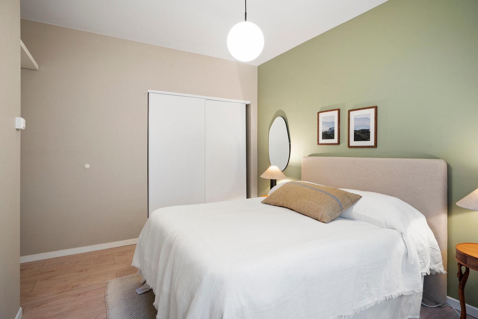 Plasstilpasset skyvedørsgarderobe med gode oppbevaringsmuligheter. Galleribilde