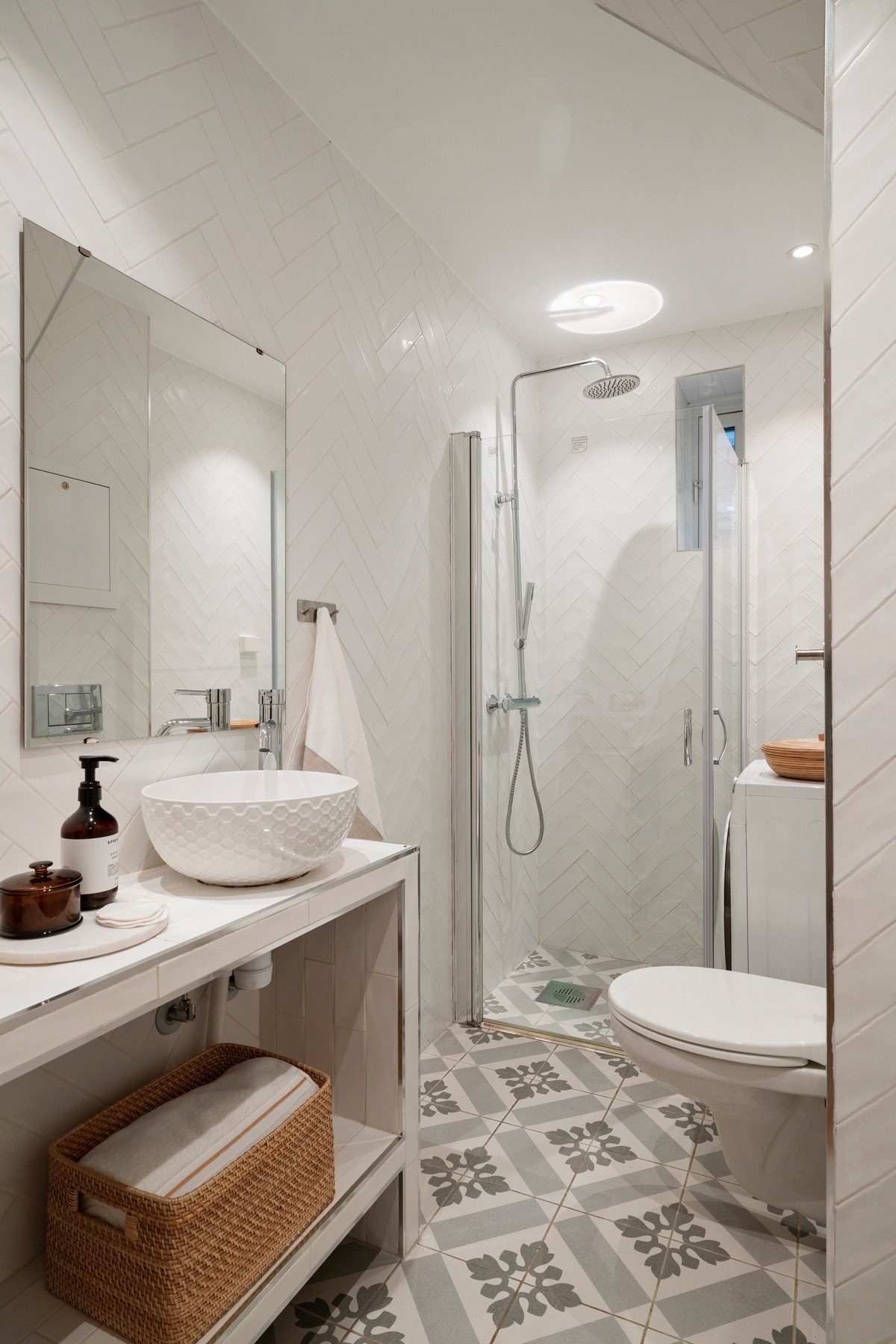 Downlights i himling og vindu for utlufting av fuktig luft etter dusj. Galleribilde