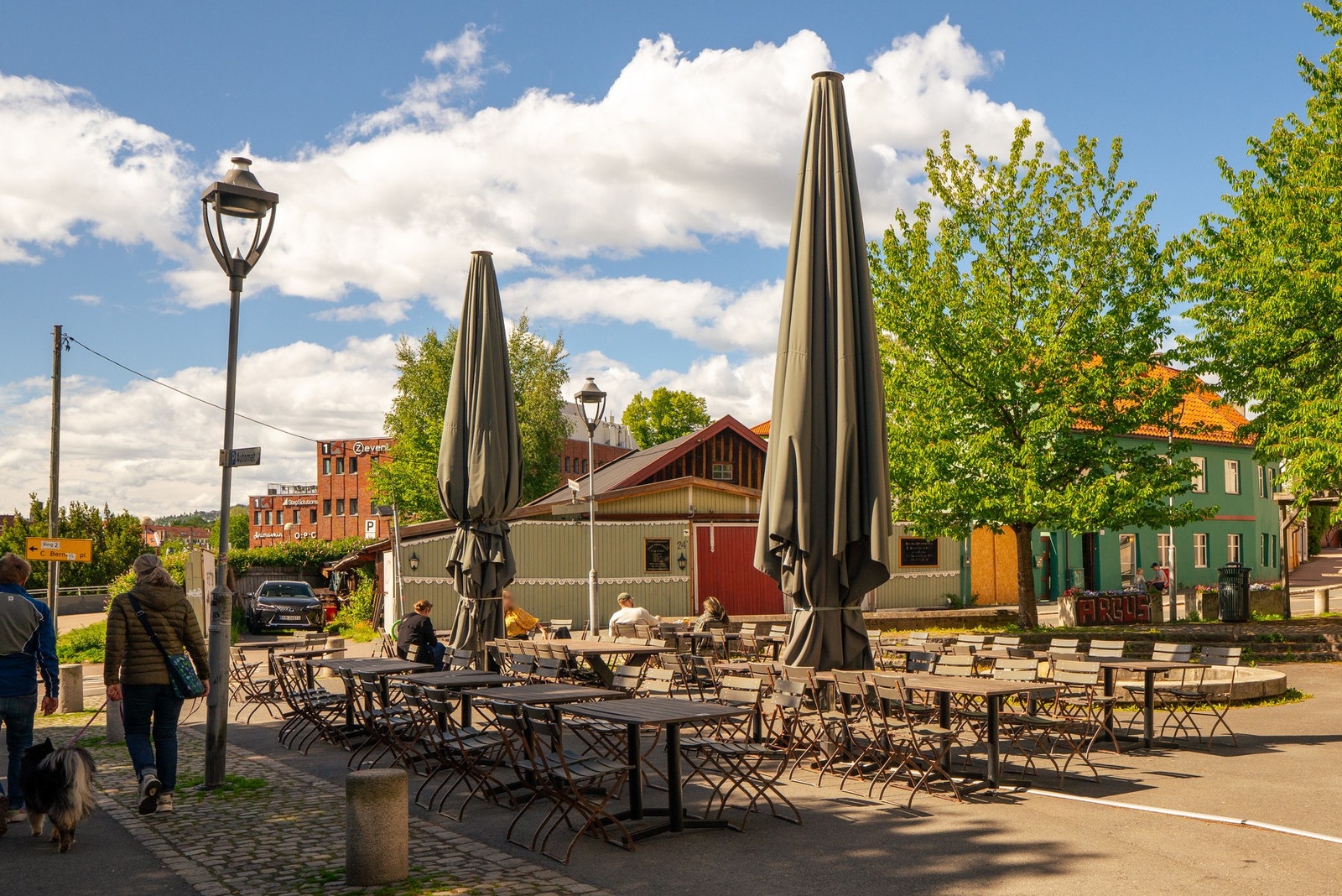 Kort vei til Grisen og f.eks trikkestallen med kulturelle arrangementer og utendørs spisested på sommerhalvåret. Galleribilde