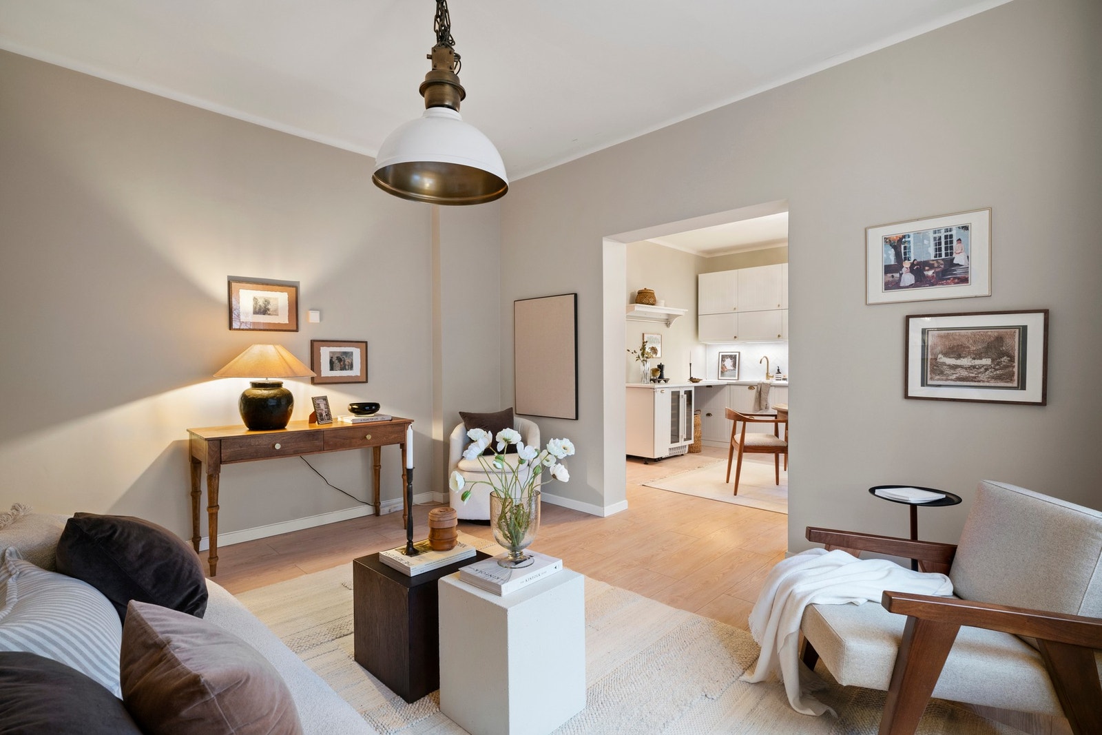 Boligen er omfattende oppusset i 2021-2022 og siden svært velholdt. Galleribilde