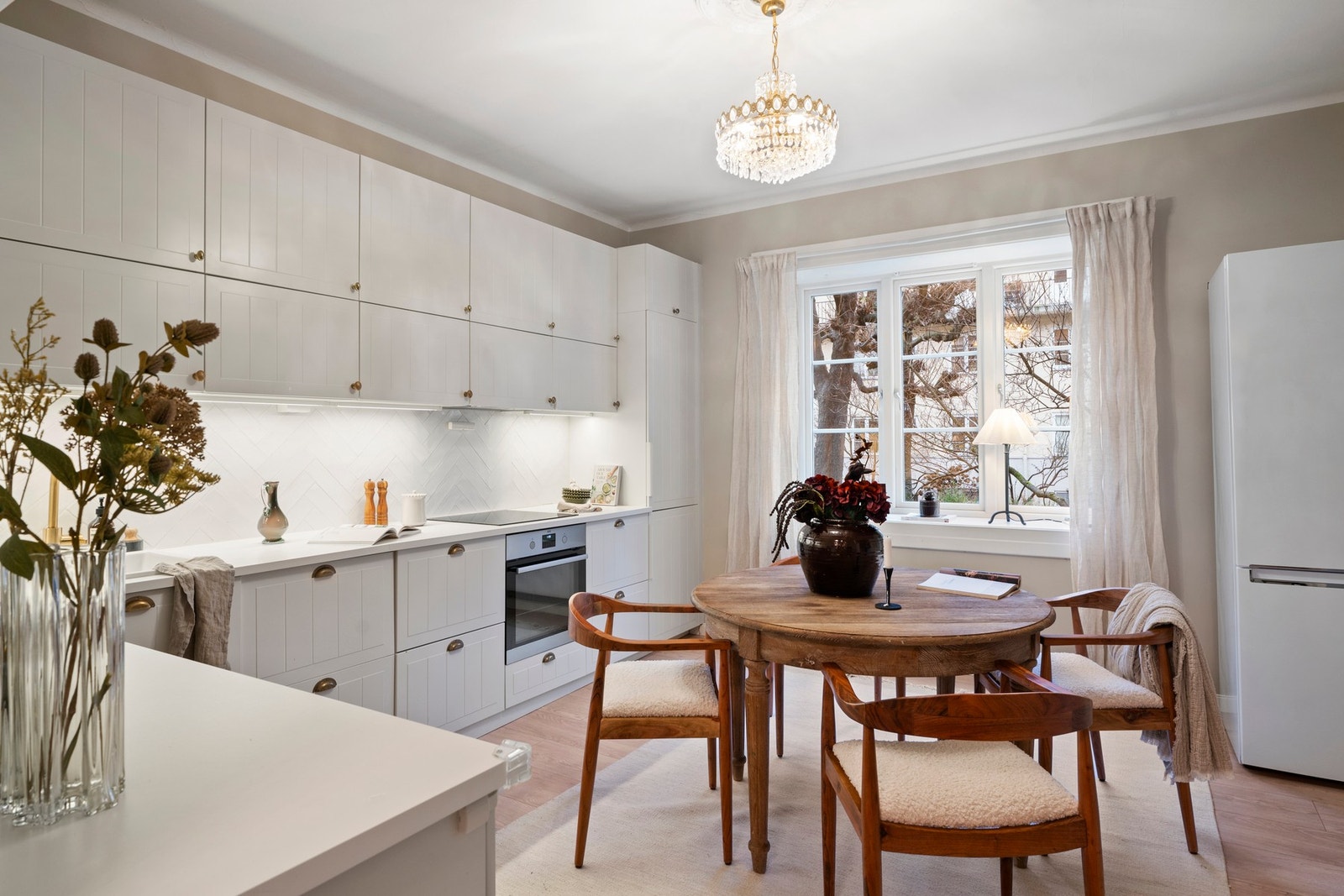 Det har tidligere vært integrert kjøleskap i høyskapet nærmest yttervegg, men selger satt inn trådkurver for å bruke det som ekstra lagringsplass for tørrvarer. Det står nå derfor et frittstående kombinert kjøle- og fryseskap på motsatt side. Det er mulig Galleribilde