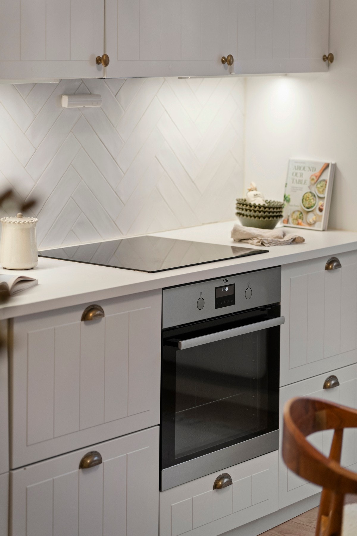 Integrert induksjonsplatetopp, stekeovn fra AEG(2024), oppvaskmaskin og vinskap. Galleribilde