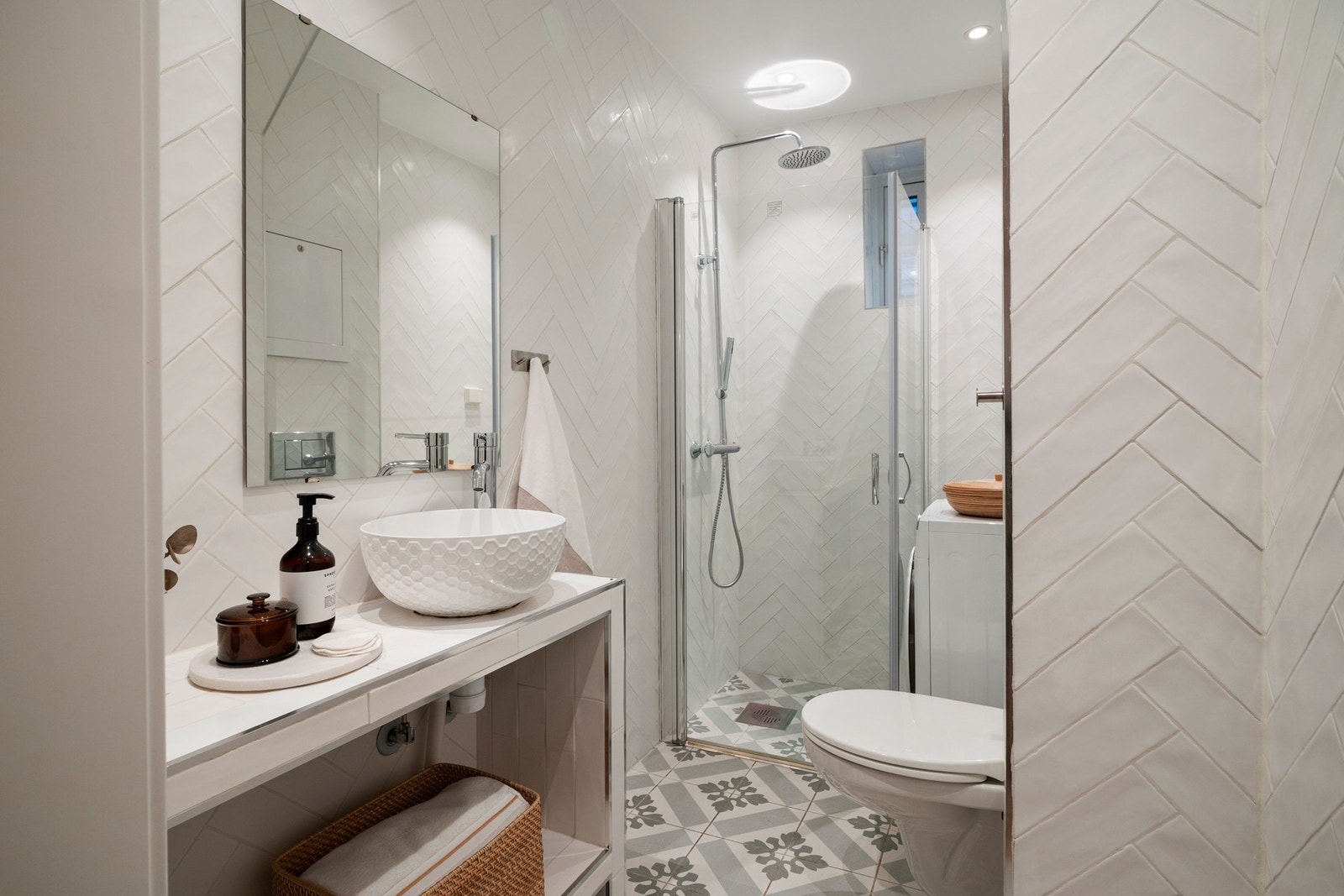 Lekkert bad fra 2021, med plassbygde løsninger. Galleribilde