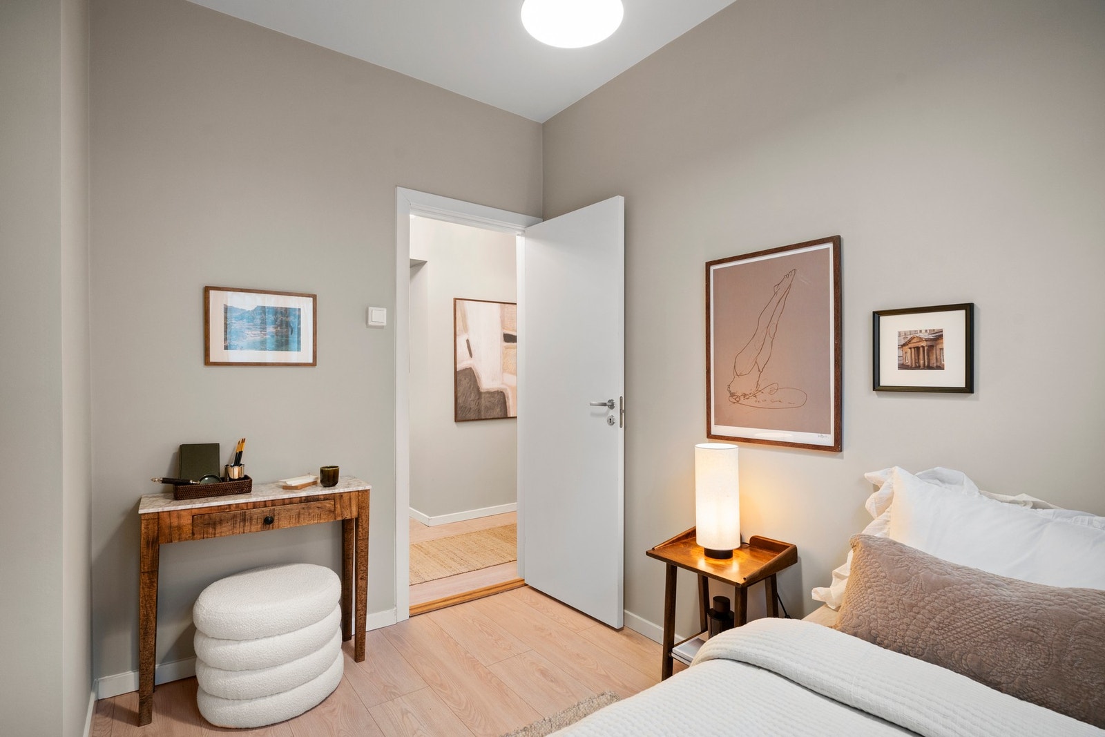 Rommet er egnet som f.eks. soverom/barnerom, gjesterom eller hjemmekontor. Galleribilde