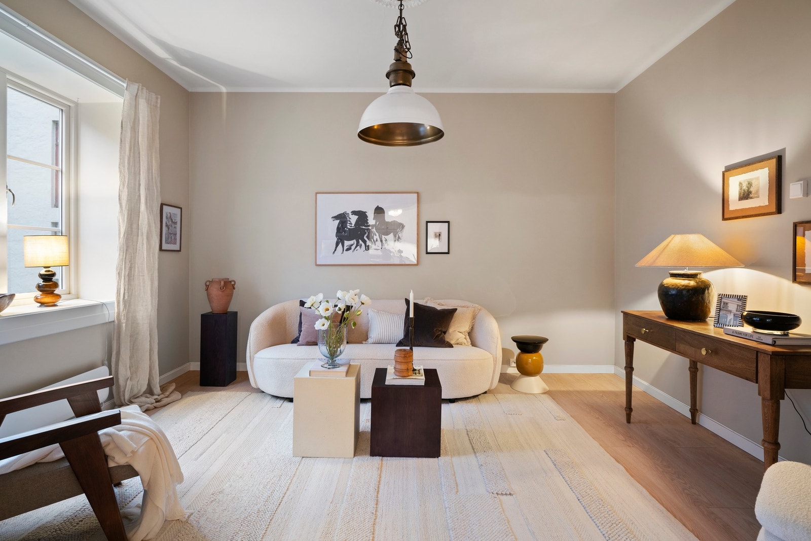 Boligen har en gjennomgående planløsning. Galleribilde