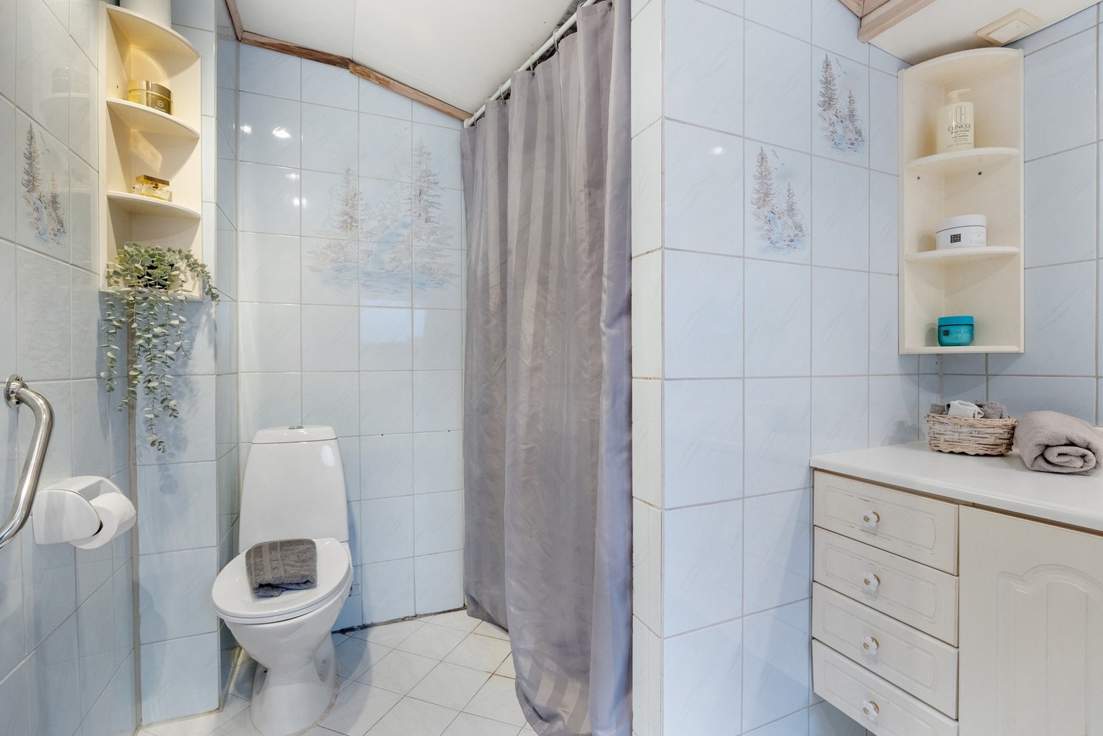 Rommet har keramiske fliser på gulv/vegger og takplater i himling Galleribilde