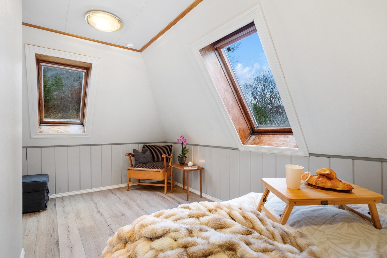 Laminat på gulv, malt strie på vegger og takplater i himling Galleribilde