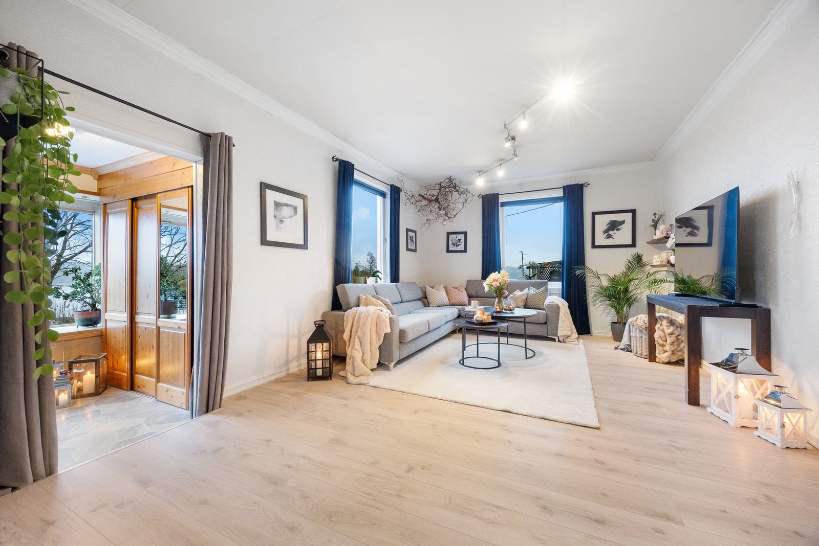 Stue: 21,2 m² Lyst og luftig med gjennomgående lys fra vinduer i flere himmelretninger. Ekstra god takhøyde! Galleribilde