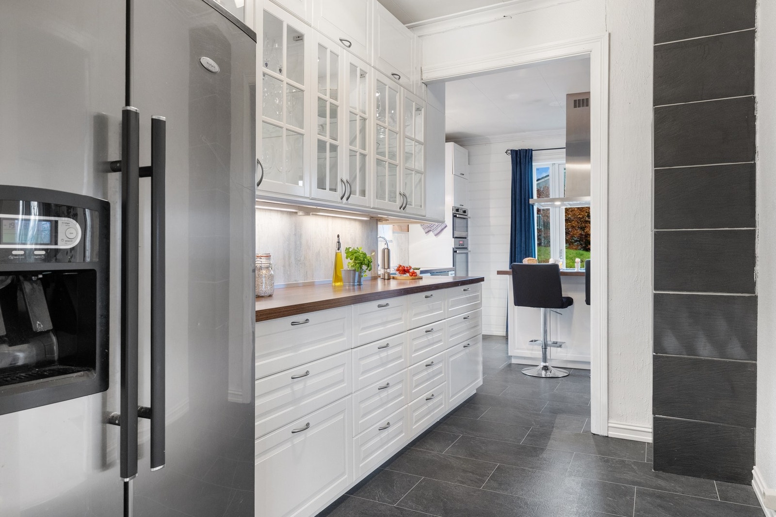 Praktisk kjøkken med mye benkeplass samt stor kjøkkenøy Galleribilde