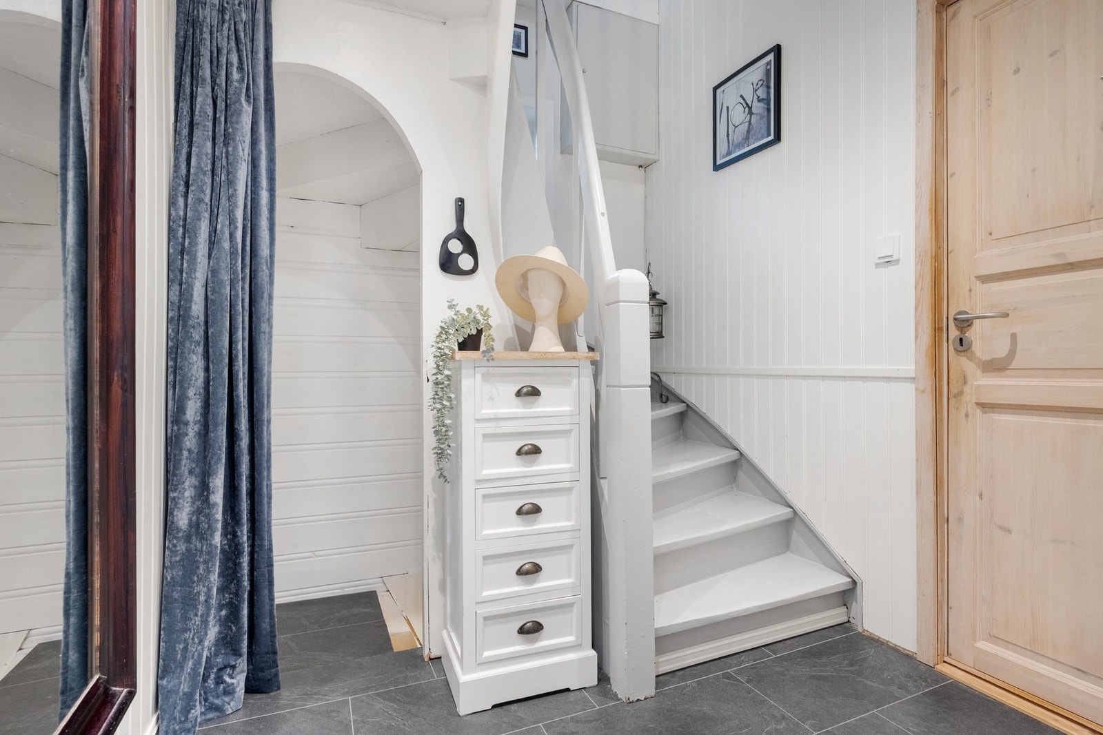 Gang: 5,7 m² Mellomgang med trappeadkomst til både underetasje. og 2.etasje/loft. Galleribilde