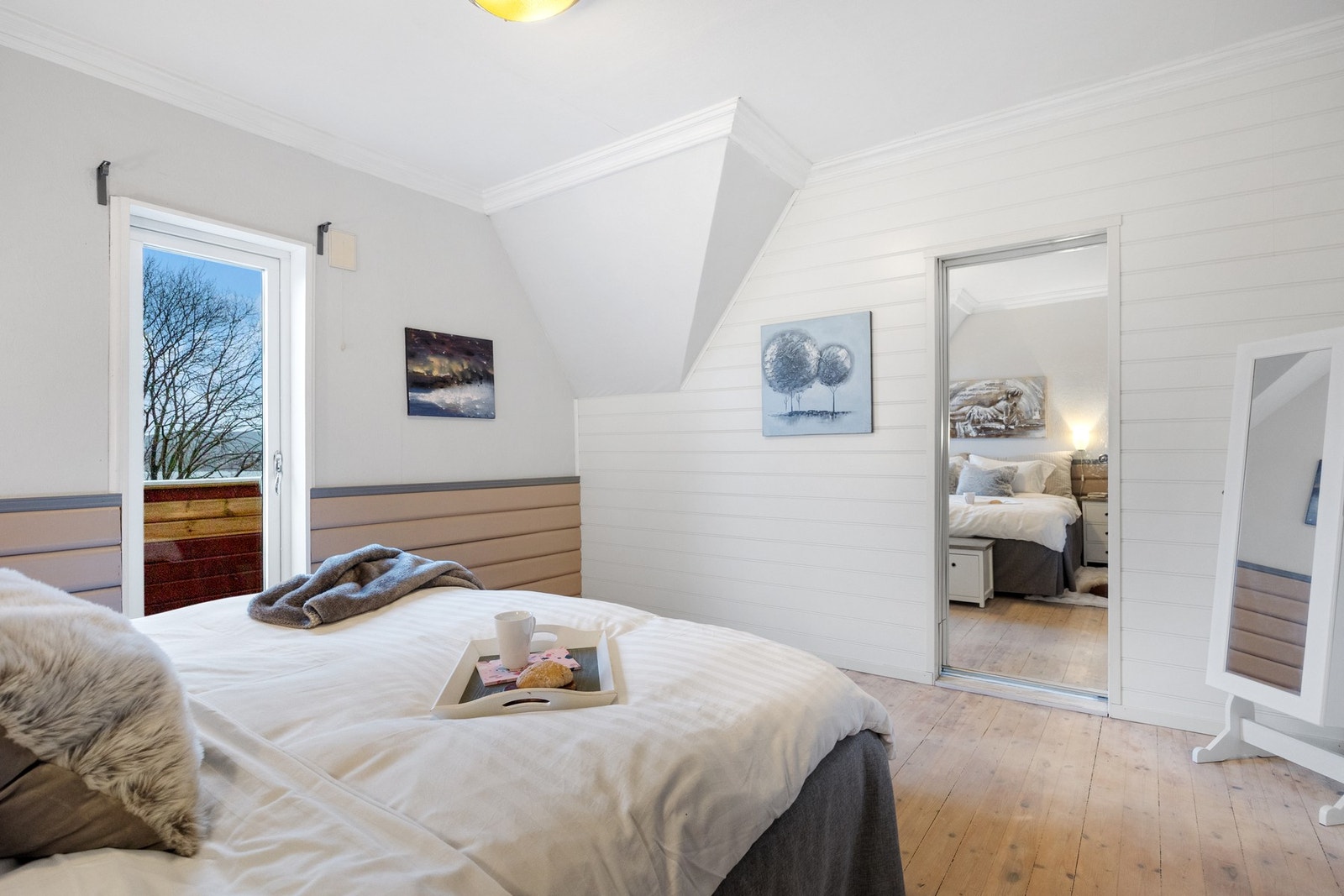 Vindu/terrassedør vendt ut mot fin utsikt over området og mot sjø Galleribilde