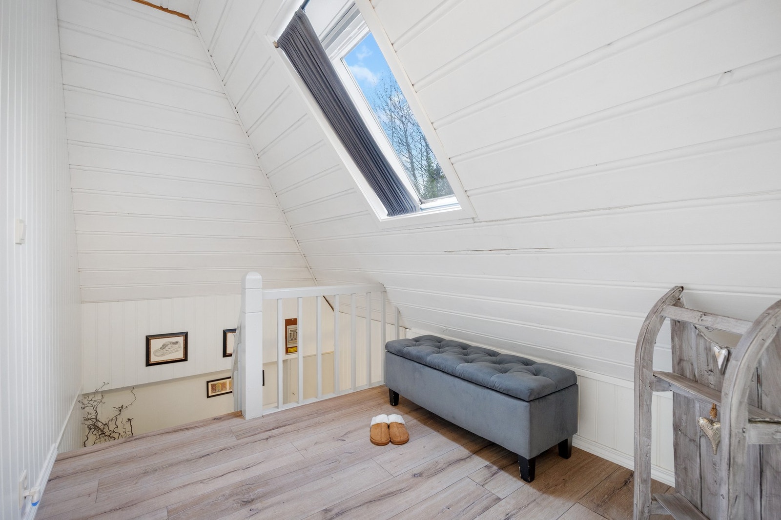 2. etasje: Gang: 9,1 m² Romslig gang med plass til f.eks oppbevaringshyller Galleribilde