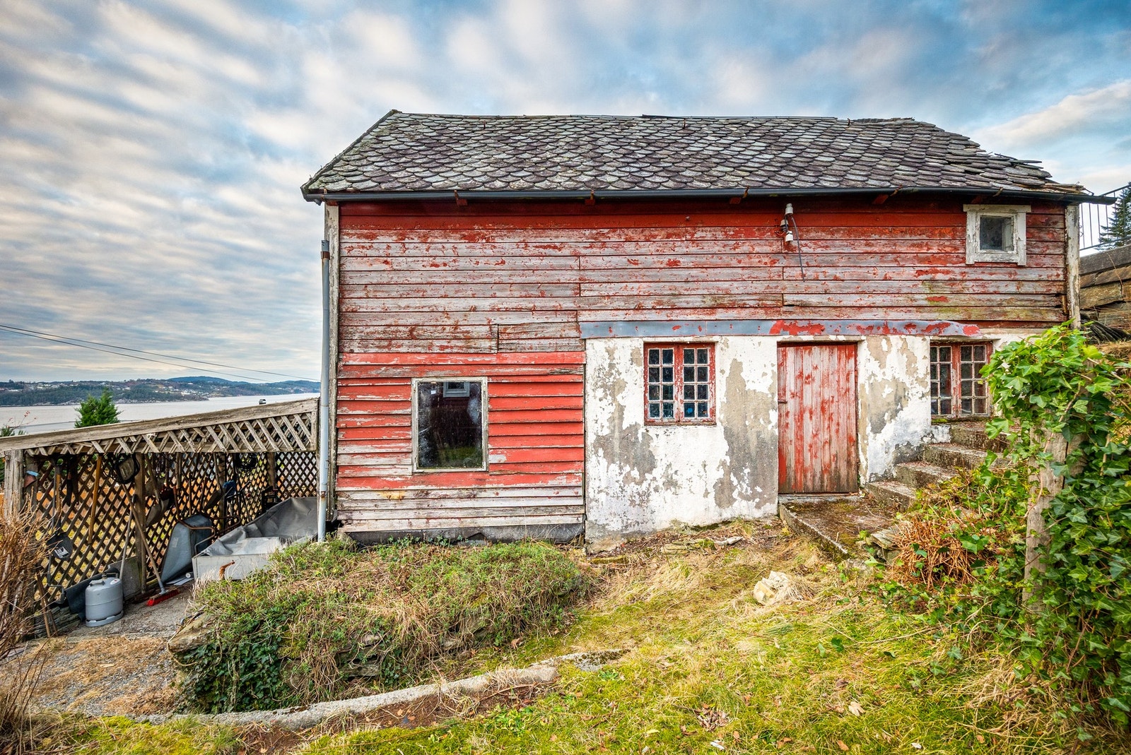 I 1987 godkjente Bergen Kommune tegninger over ombygd løe som "Nytt hus m/arbeidsrom og garasje". Denne ombyggingen ble ikke utført. Galleribilde