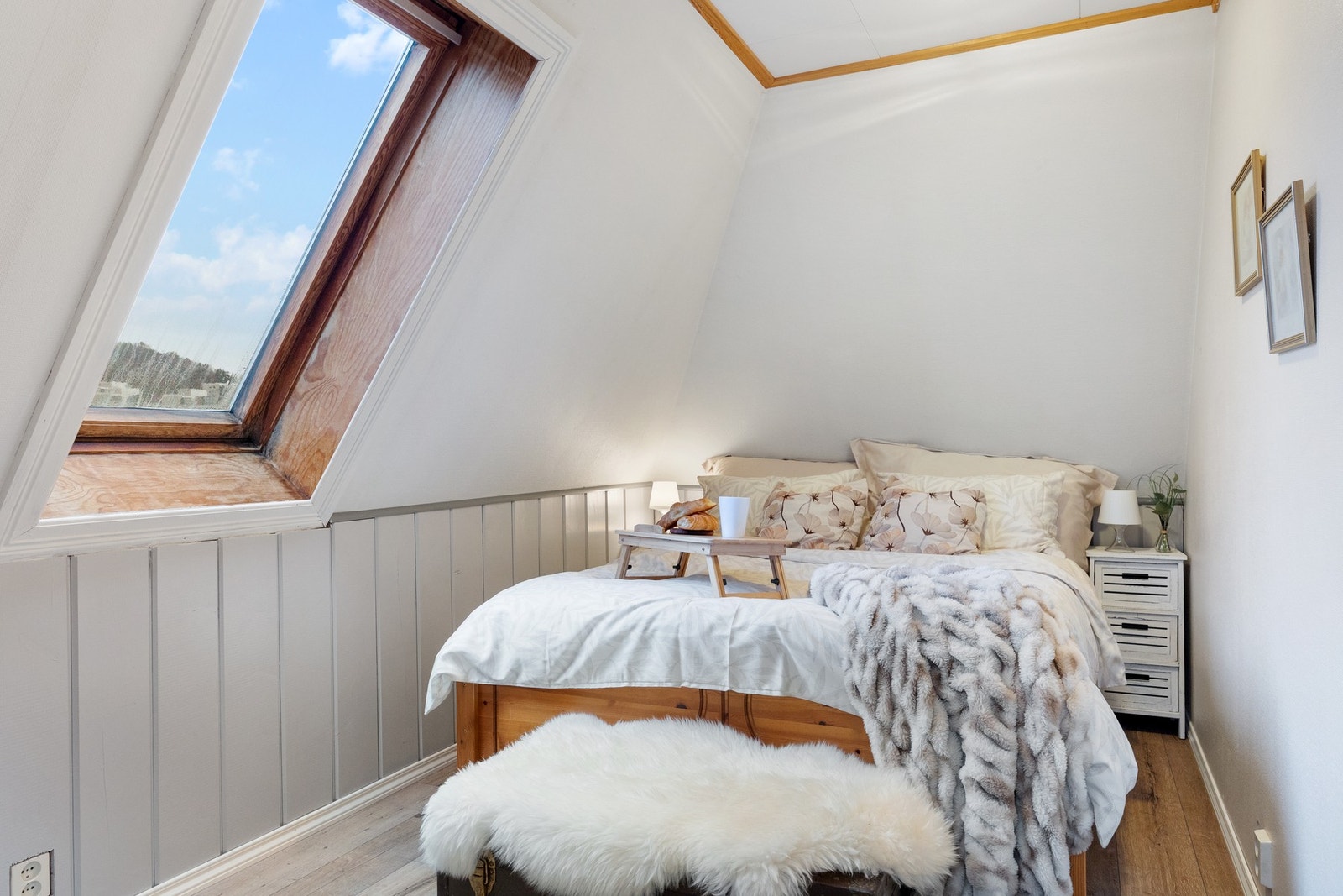 Soverom 1: 12.4 m² Romlig soverom med god plass for dobbeltseng Galleribilde