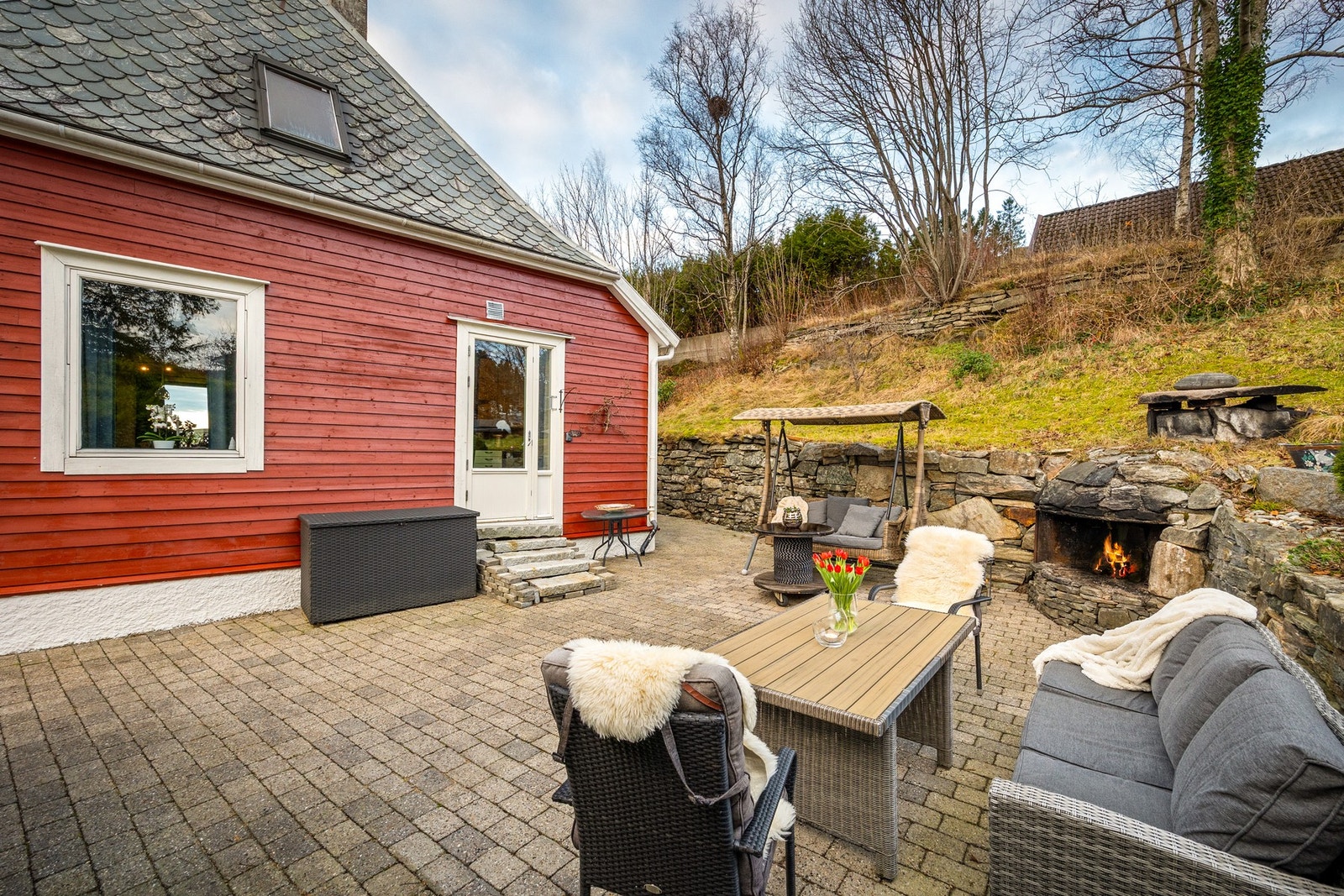 Praktisk adkomst fra kjøkken/spisestue og direkte ut til "grillplassen" Galleribilde