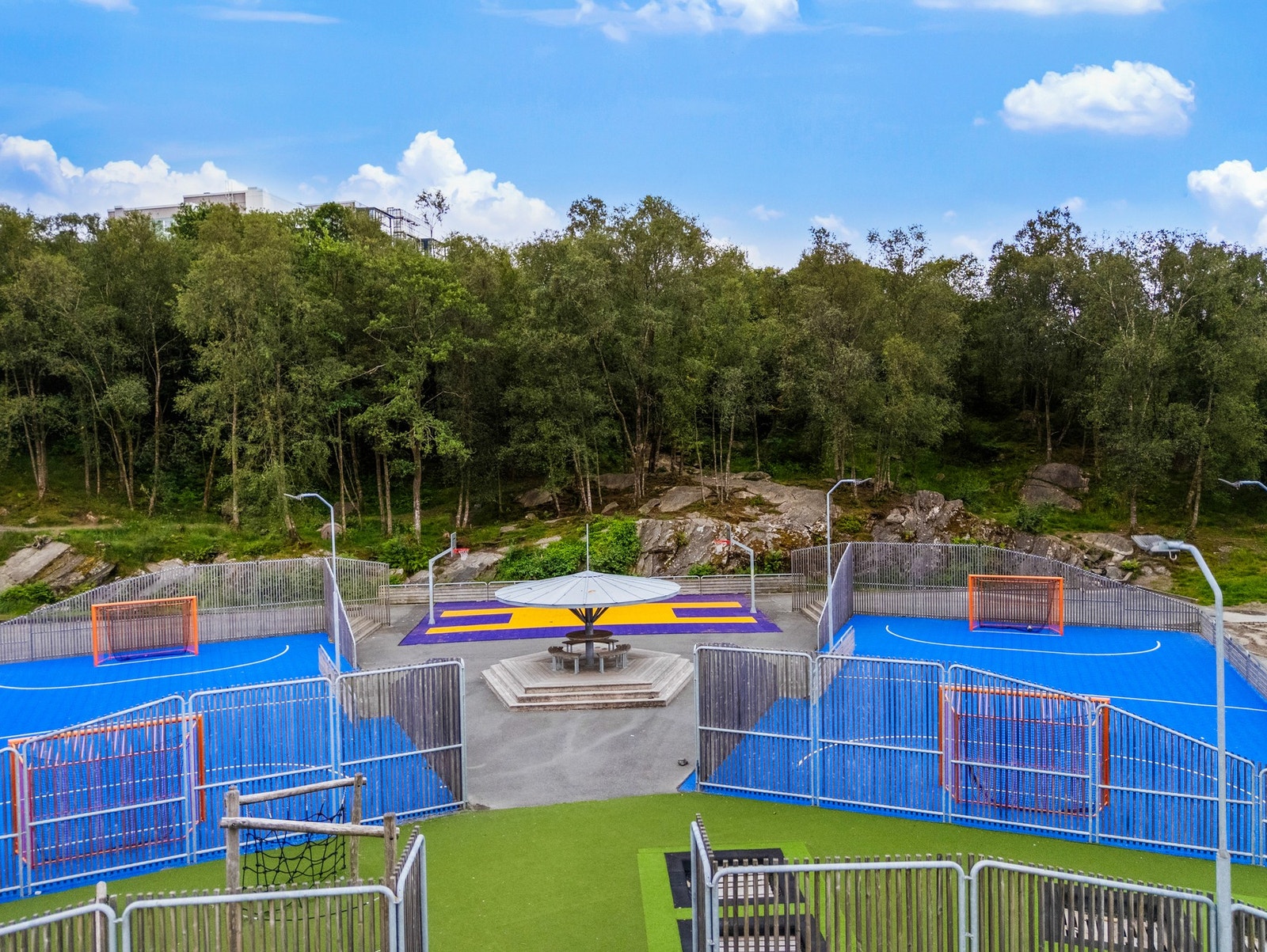 Moderne og flotte uteområder ved skolen Galleribilde