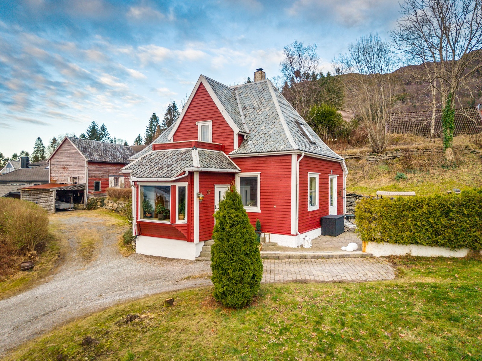 En eldre og pen bolig. Fra gammelt av, kjent som Lærerboligen i Mjølkeråen Galleribilde