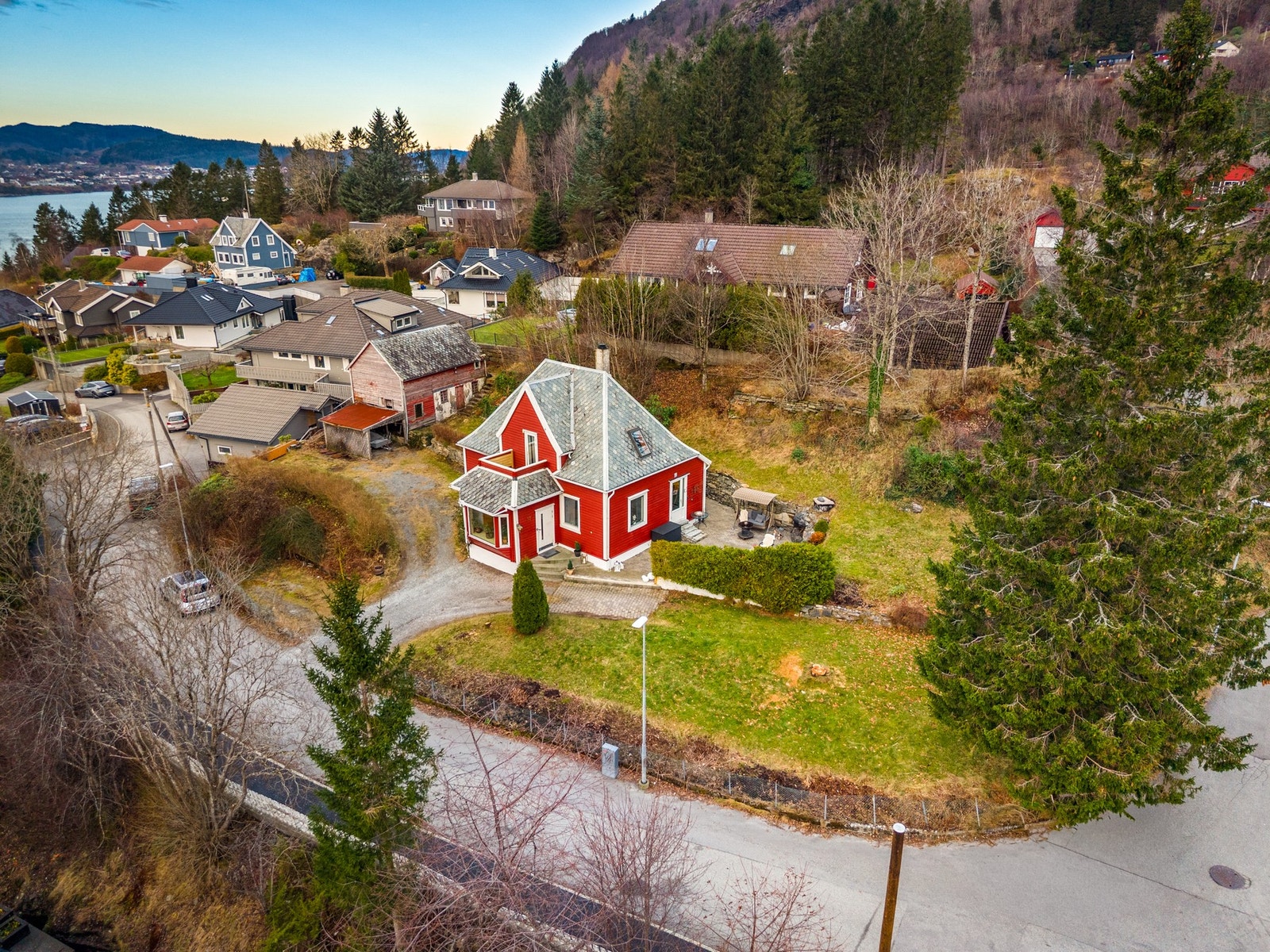 Sjarmerende, eldre enebolig på stor, flott tomt i Mjølkeråen. Eiendommen grenser til kommunal vei Galleribilde