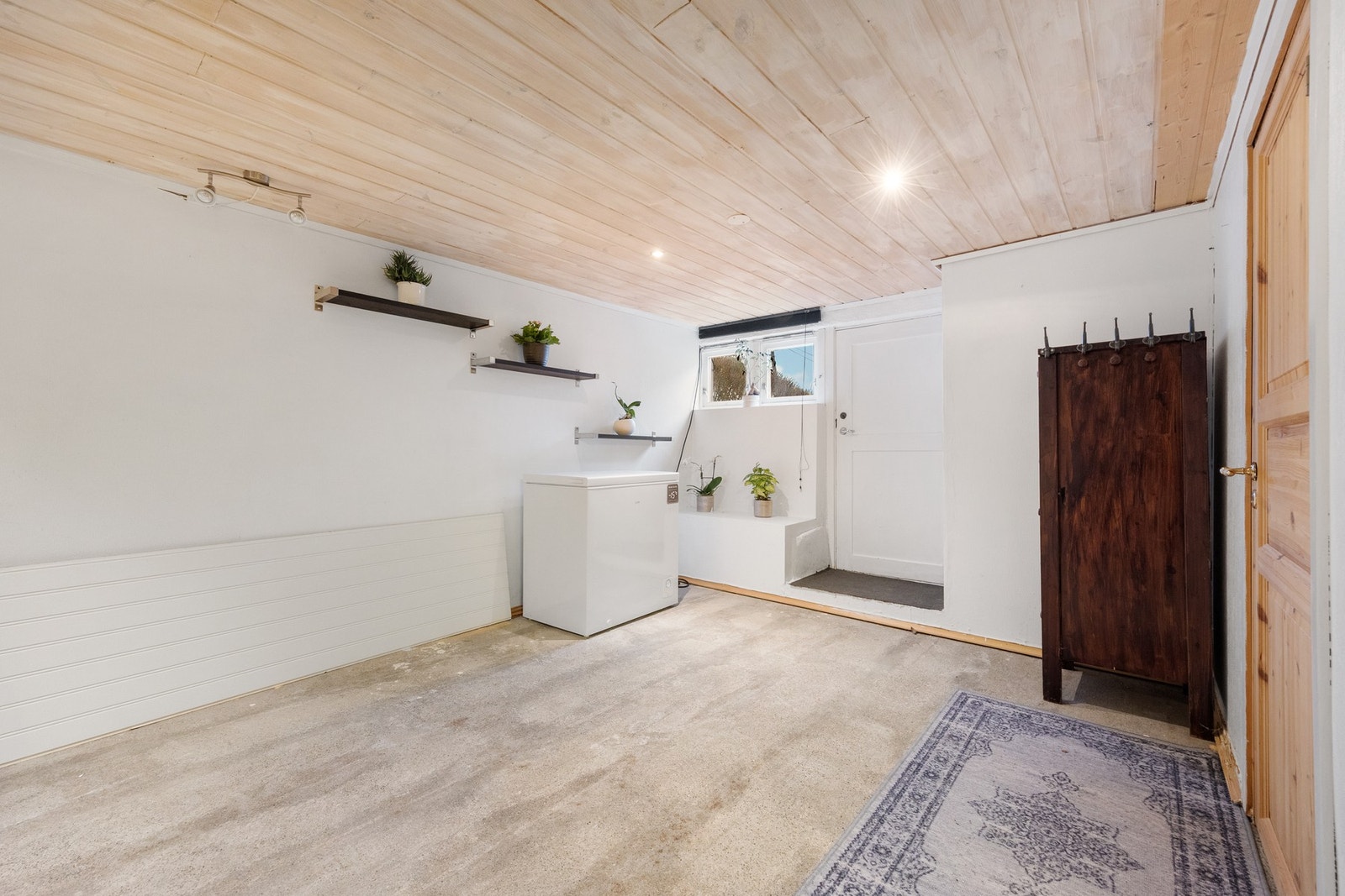 Underetasjen er enkelt innredet som kjellerrom og til lagringsplass. Kjelleren har egen utgang samt vindu i langvegg. Galleribilde