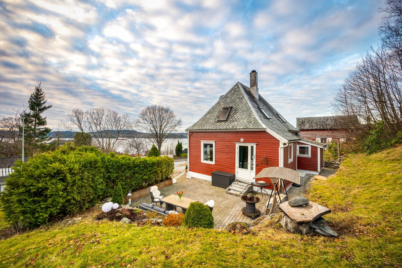 Stor hage med solrike uteplasser Galleribilde