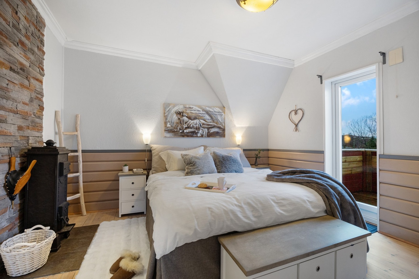 Sov 2: 14,3 m² Romslig soverom med god plass for dobbeltseng Galleribilde