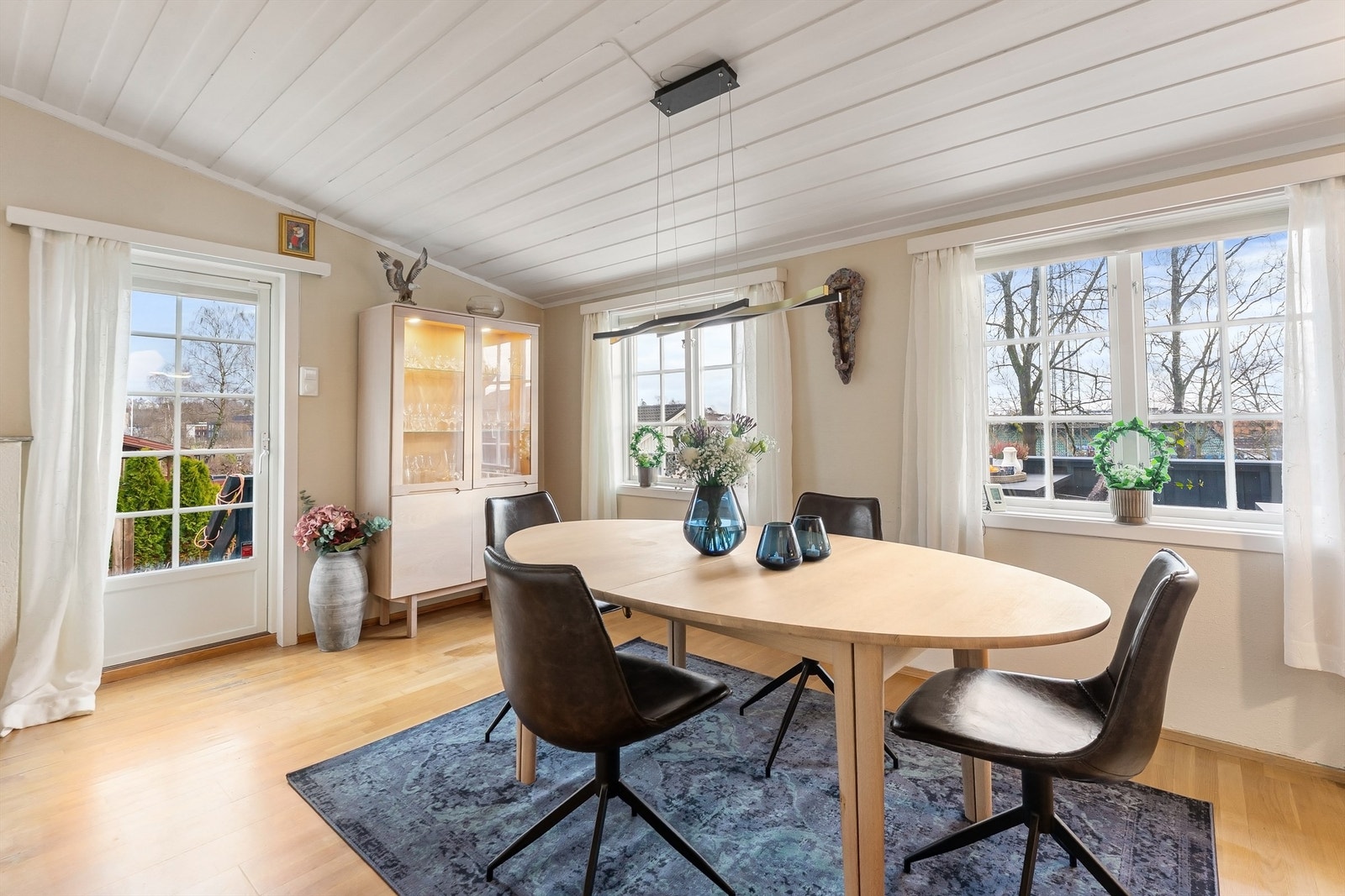 Spisestuen har god plass til langbord og direkte utgang til terrassen. Galleribilde