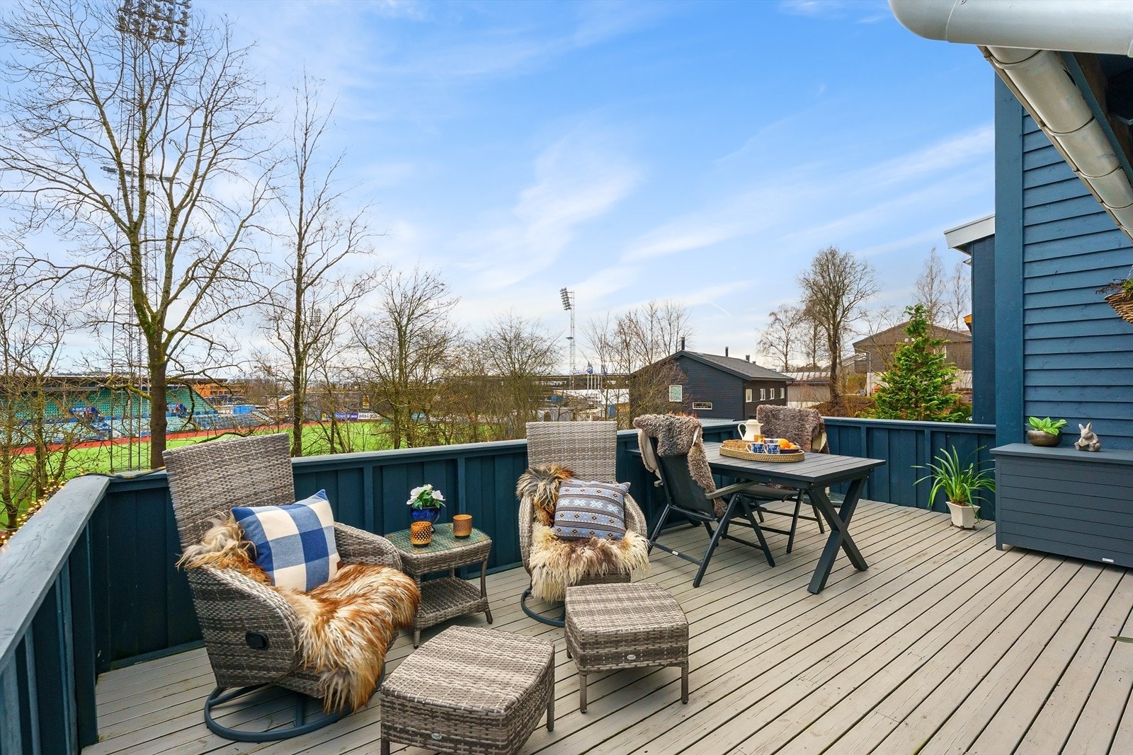 Fra spisestuen er det utgang til en romslig og usjenert terrasse. Galleribilde