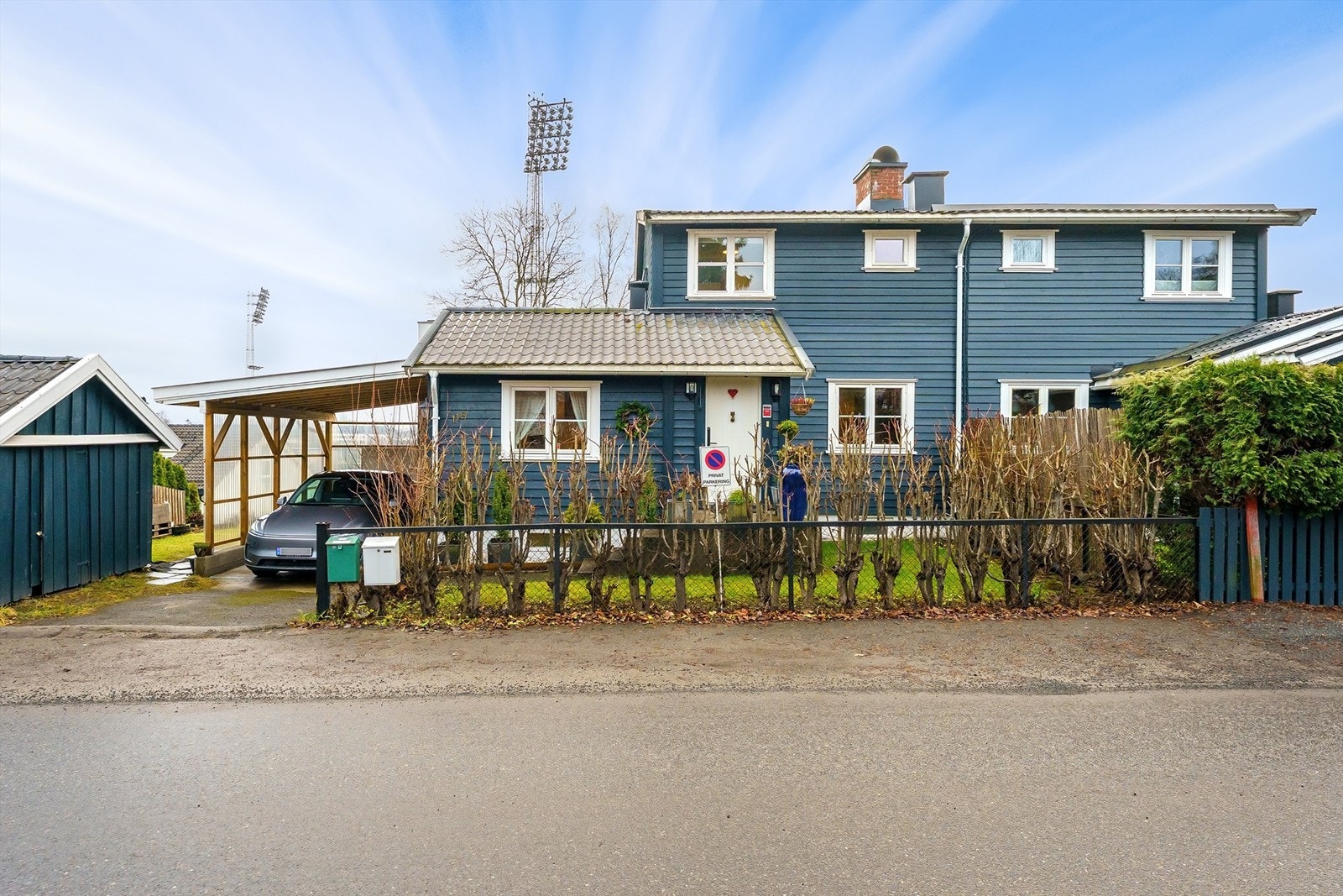 Parkering i egen carport, samt biloppstillingsplasser på tomten. Galleribilde