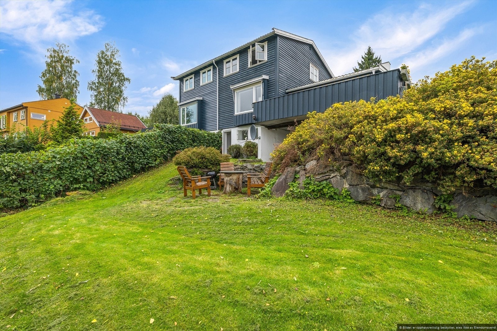 En innholdsrik og stor del av en tomannsbolig med en familievennlig beliggenhet. Galleribilde