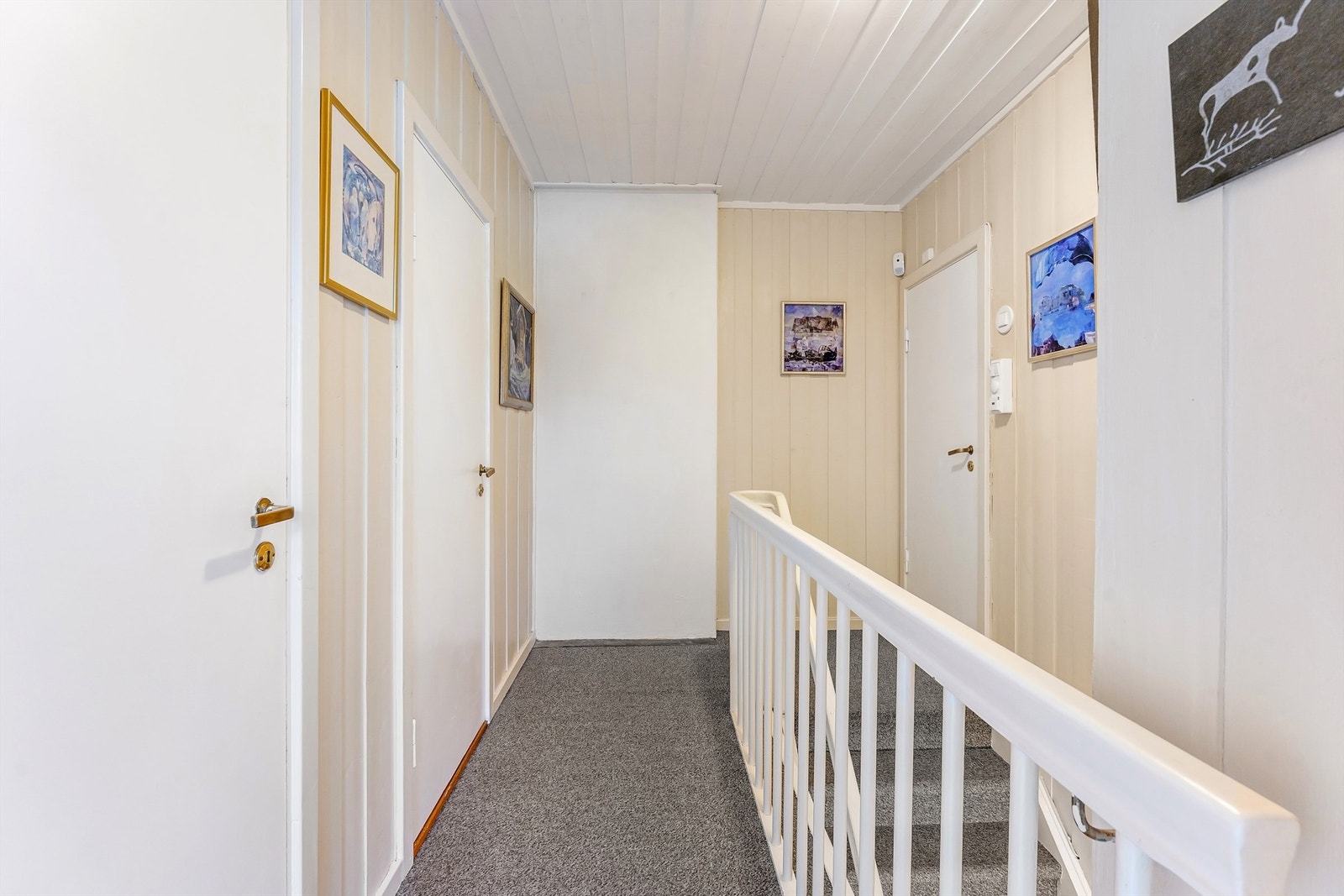 Lyse overflater og panel på veggene gir et klassisk preg. Galleribilde