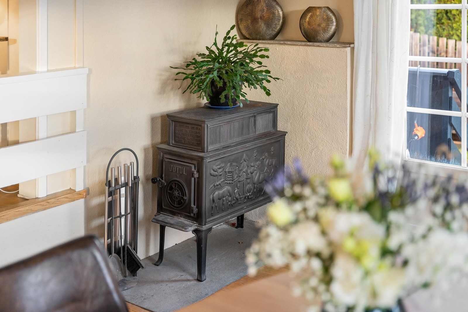 En klassisk Jøtulovn bidrar med både varme og hygge i spisestuedelen. Galleribilde