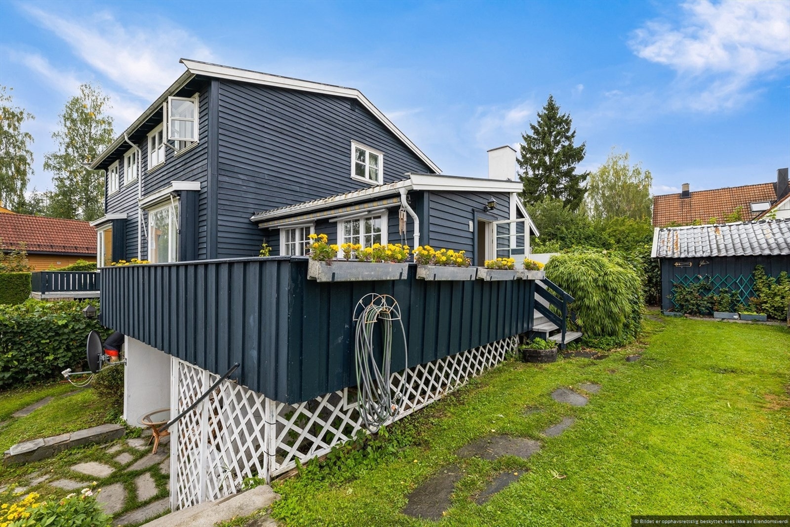 Eiendommen har en stor og pent opparbeidet hage med gode solforhold. Galleribilde