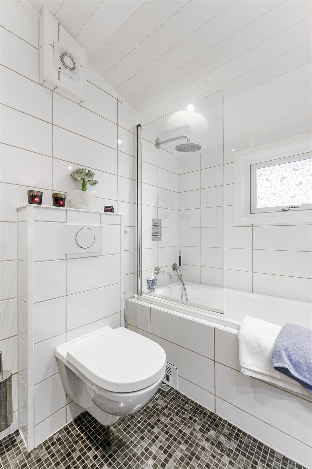 Vegghengt toalett og downlights i taket. Galleribilde