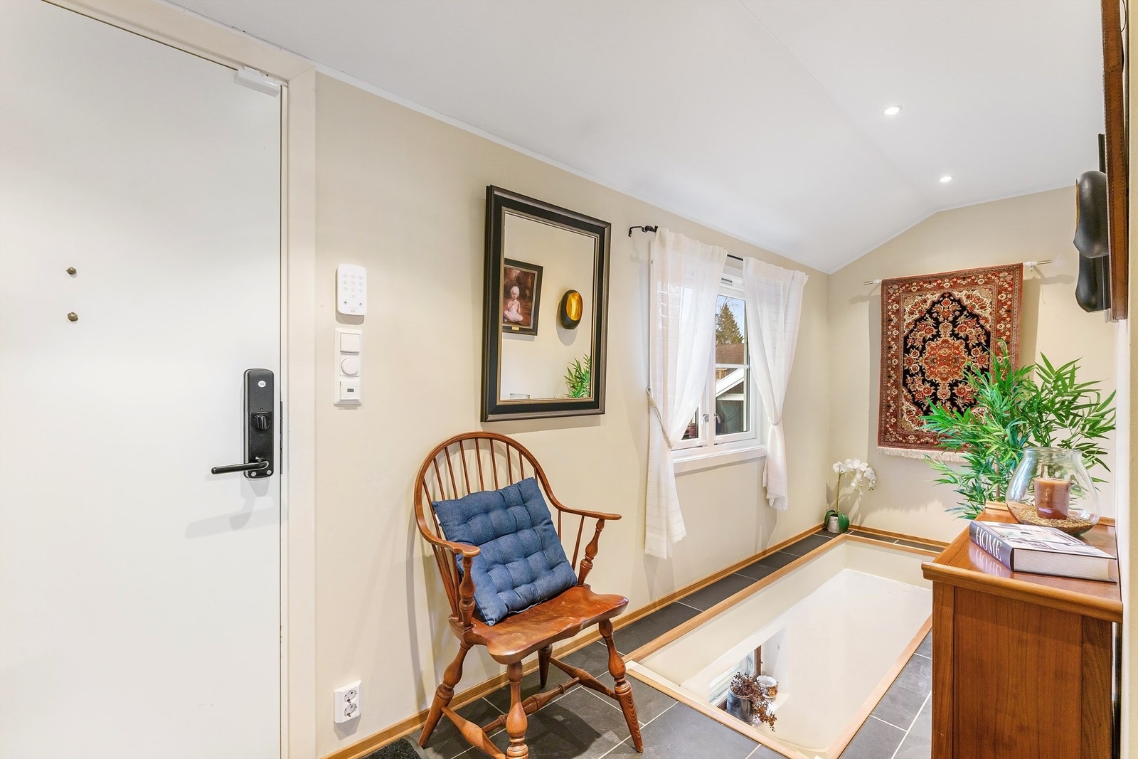 Fra entreen er det trapp ned til underetasjen og videre inn i boligens sosiale soner. Galleribilde