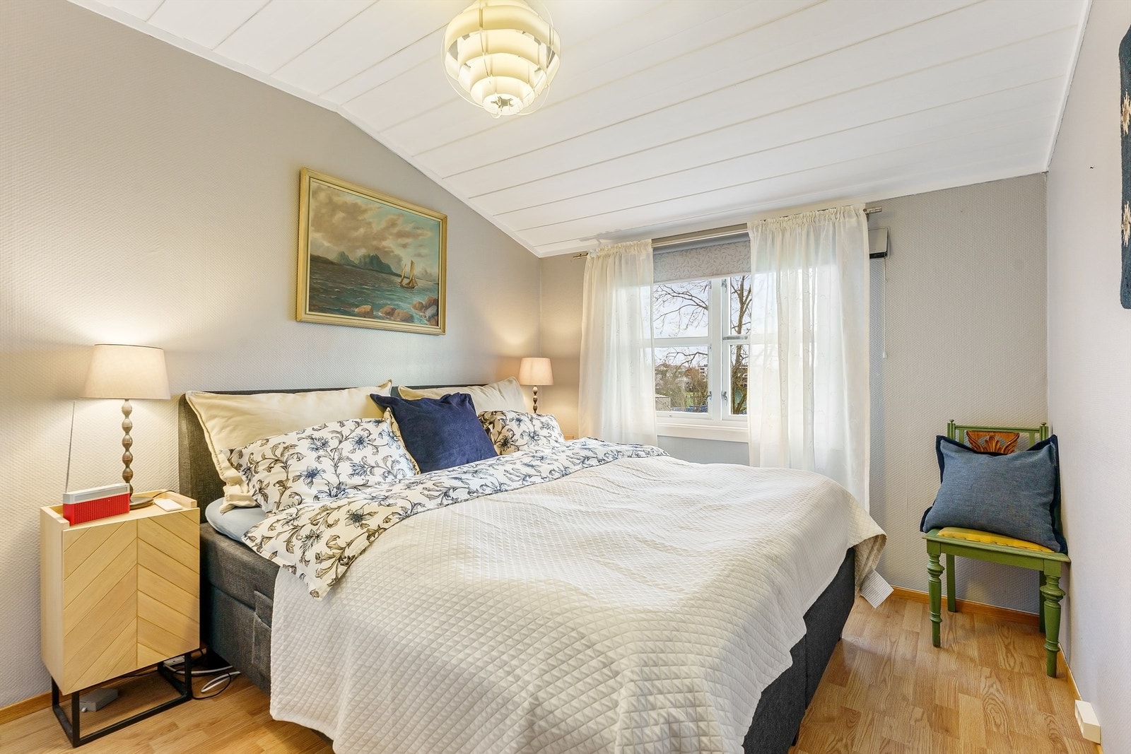 Hovedsoverommet har god plass til dobbeltseng og tilhørende møblement. Galleribilde