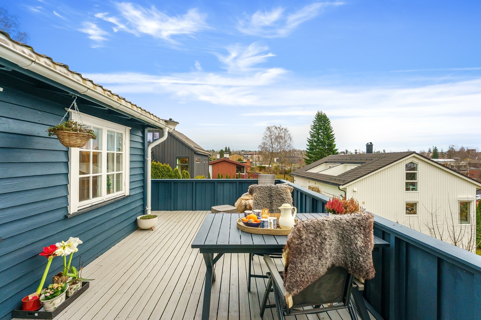 Terrassen har gode lysforhold og utsyn over nærområdet. Galleribilde