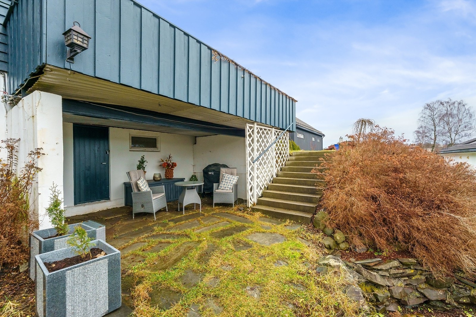 Overbygget uteplass under terrassen, med adkomst fra hagen. Galleribilde