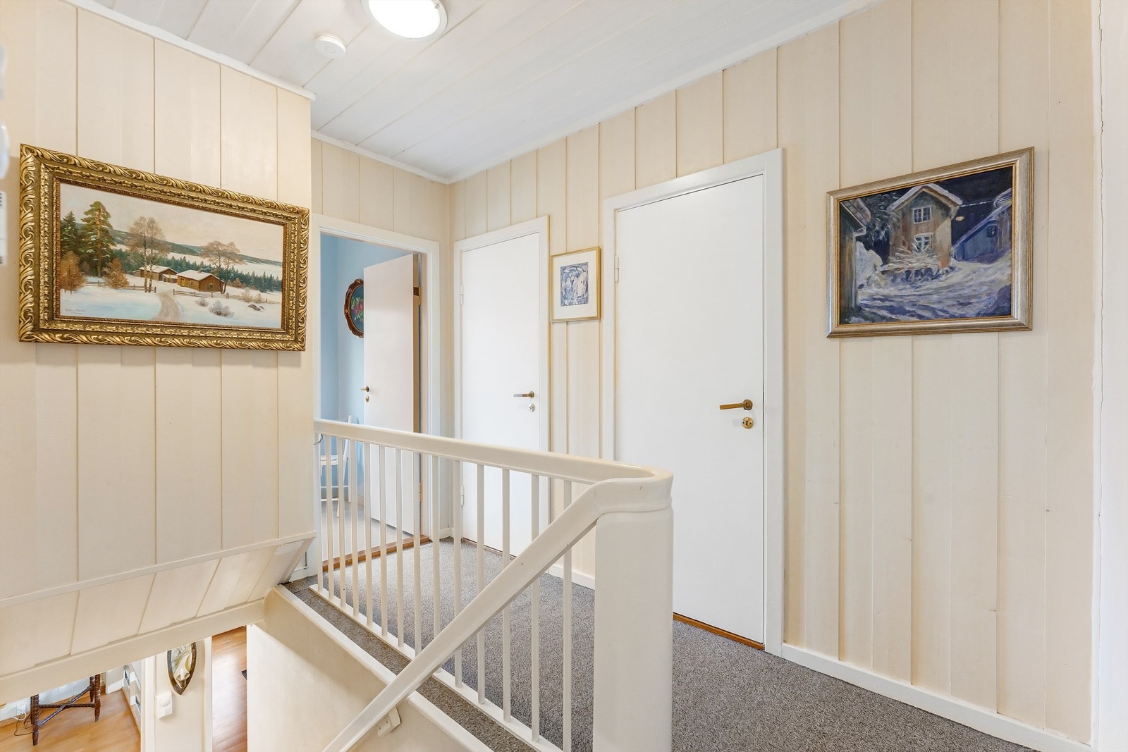 Gang i andre etasje som forbinder soverommene og badet. Galleribilde